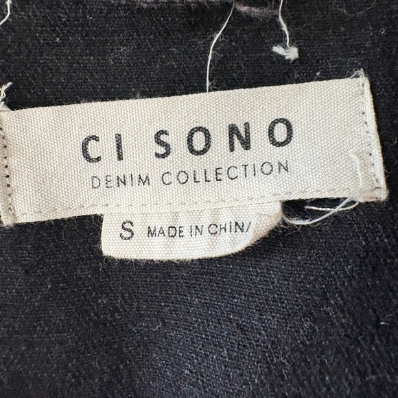 Ci Sono, size small black denim jacket. Long sleeve. Button up. Distressed look - Picture 4 of 7